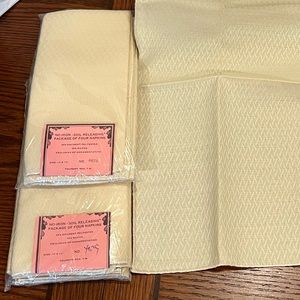 NWT Cream Colored Cloth Napkins set of 8